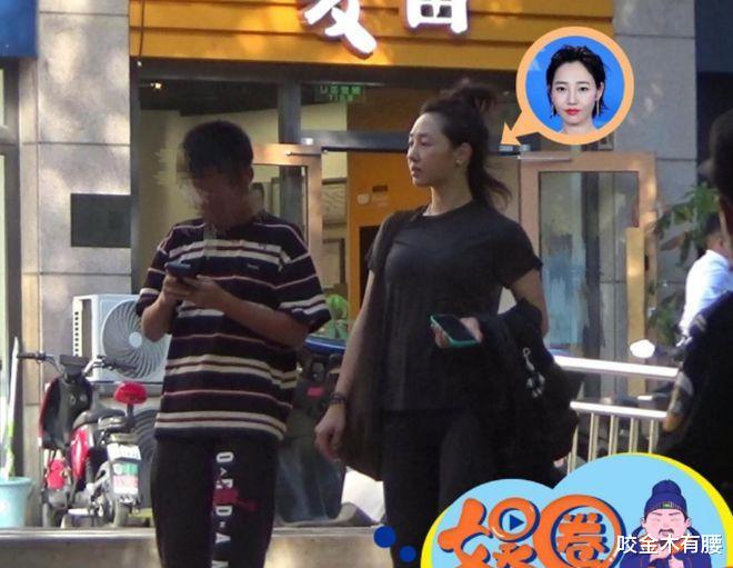 白百何|网友街头偶遇白百何母子，元宝貌似玩手机上瘾，全程低头无交流