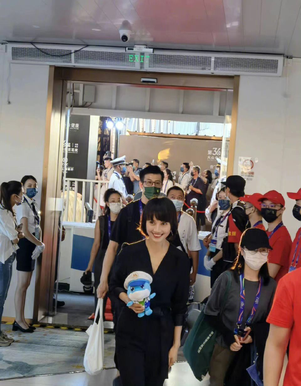 袁泉|袁泉获百花奖影后，气质超群实至名归，眼睛里充满了故事感