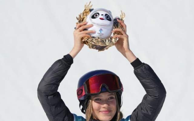 短发 太美了！谷爱凌五环美甲冲上热搜，自曝吃了很多饺子，想去吃烤鸭