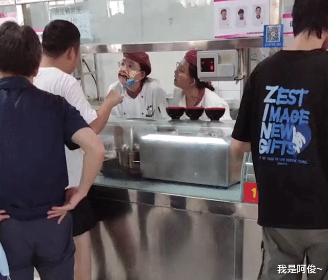 西安男生去食堂以为打饭姐姐在吐舌头,凑近一看乐翻:毫无违和感