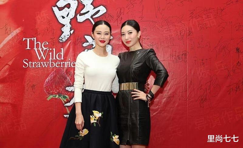 章子怡|章子怡嫂子同框关悦，打扮霸气妆却太浓，表情管理失控太尴尬