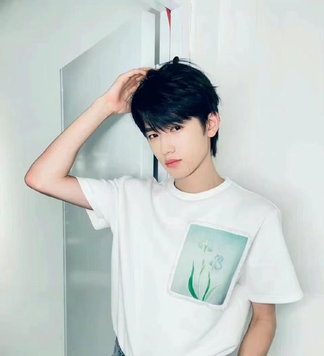 宋亚轩|宋亚轩和门框合照,快和门框一样高啦