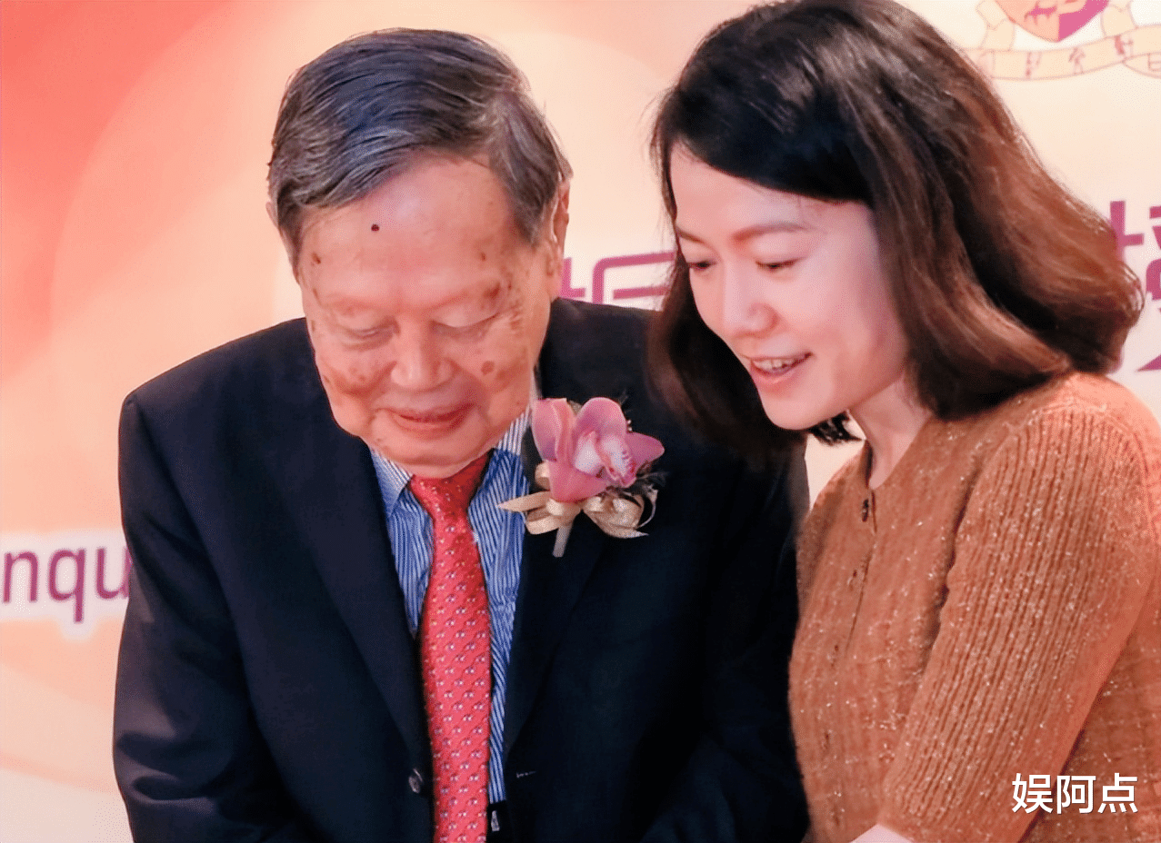 翁帆|100岁杨振宁病床照曝光，杨老工作精神惹人敬！翁帆母亲现身探望