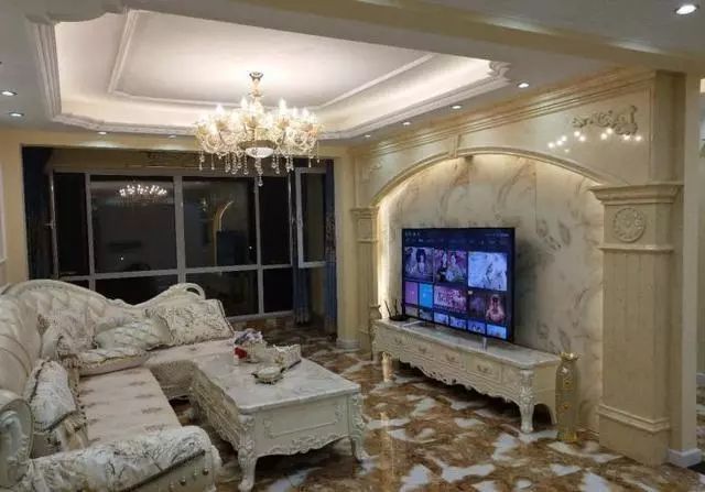 找亲戚装修的108平新房,18万全包,地砖像奶皮让人肉皮发麻!