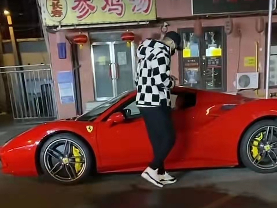 郭艾伦|郭艾伦离开赛区放松自我：开法拉利，朋友相聚吃烧烤，穿着潮流化