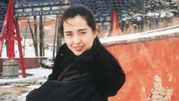 王祖贤|港星王祖贤近照曝光，美颜遮不住法令纹，55岁仍孤身一人独居海外