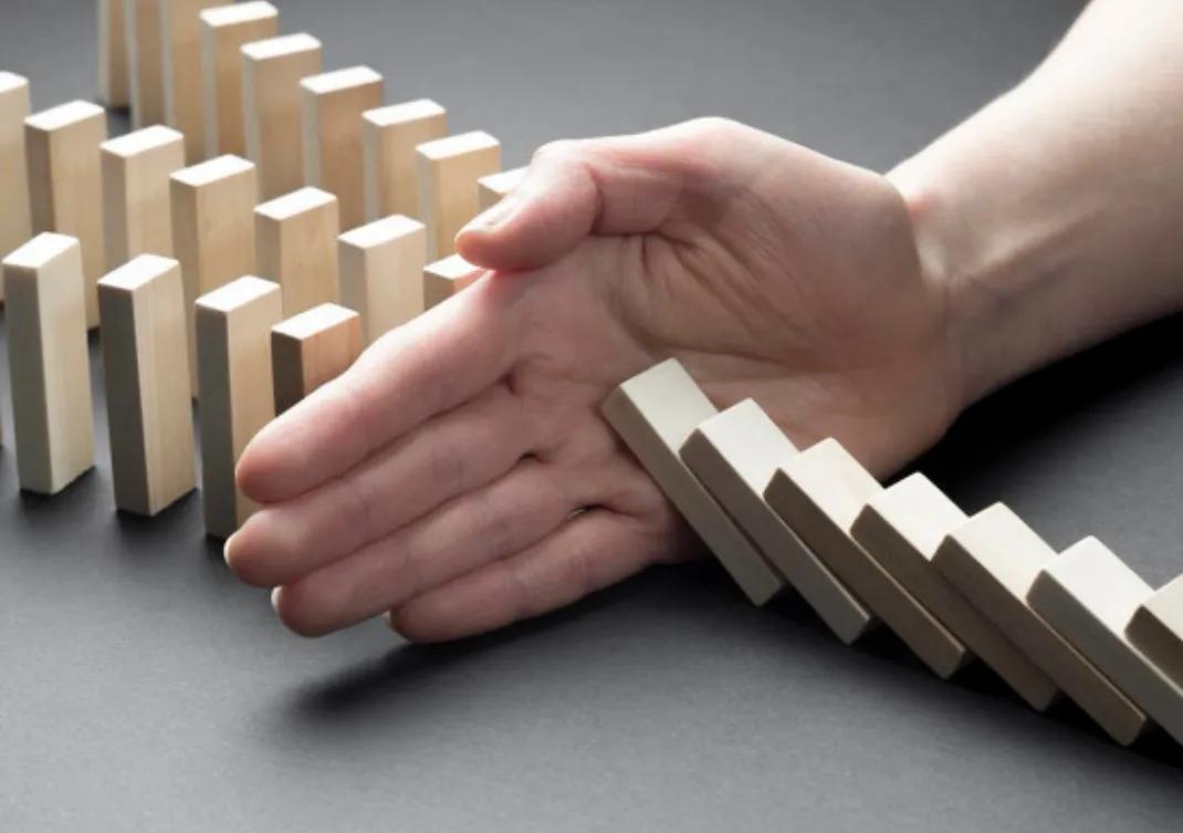 聚会|两次结婚，她都瞎了眼（微小说）