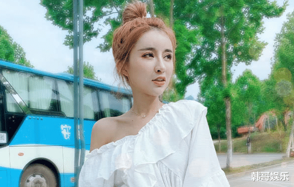 牌牌琦|小伊伊与牌牌琦冲浪不慎坠海，辛选团队艺人照片被饭店挂上墙