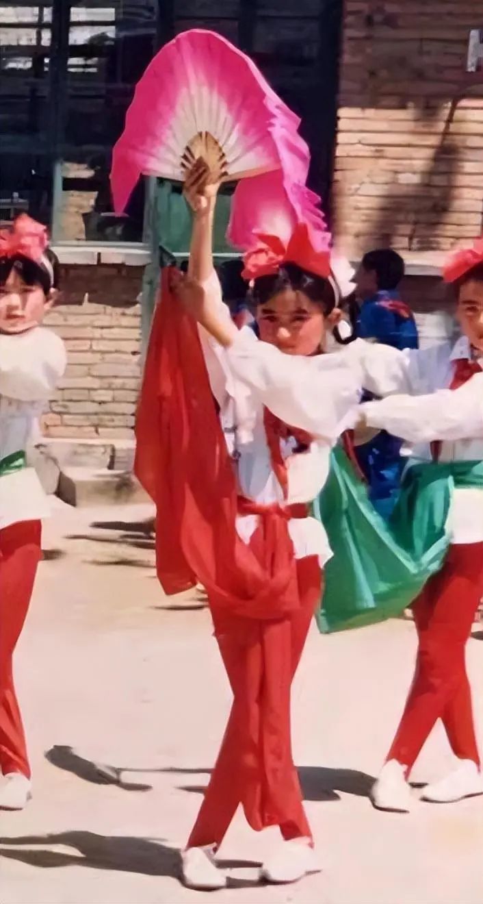 赵丽颖|从农村傻妞到顶流女星,从小花再到演技派,赵丽颖的转型堪称教科书!