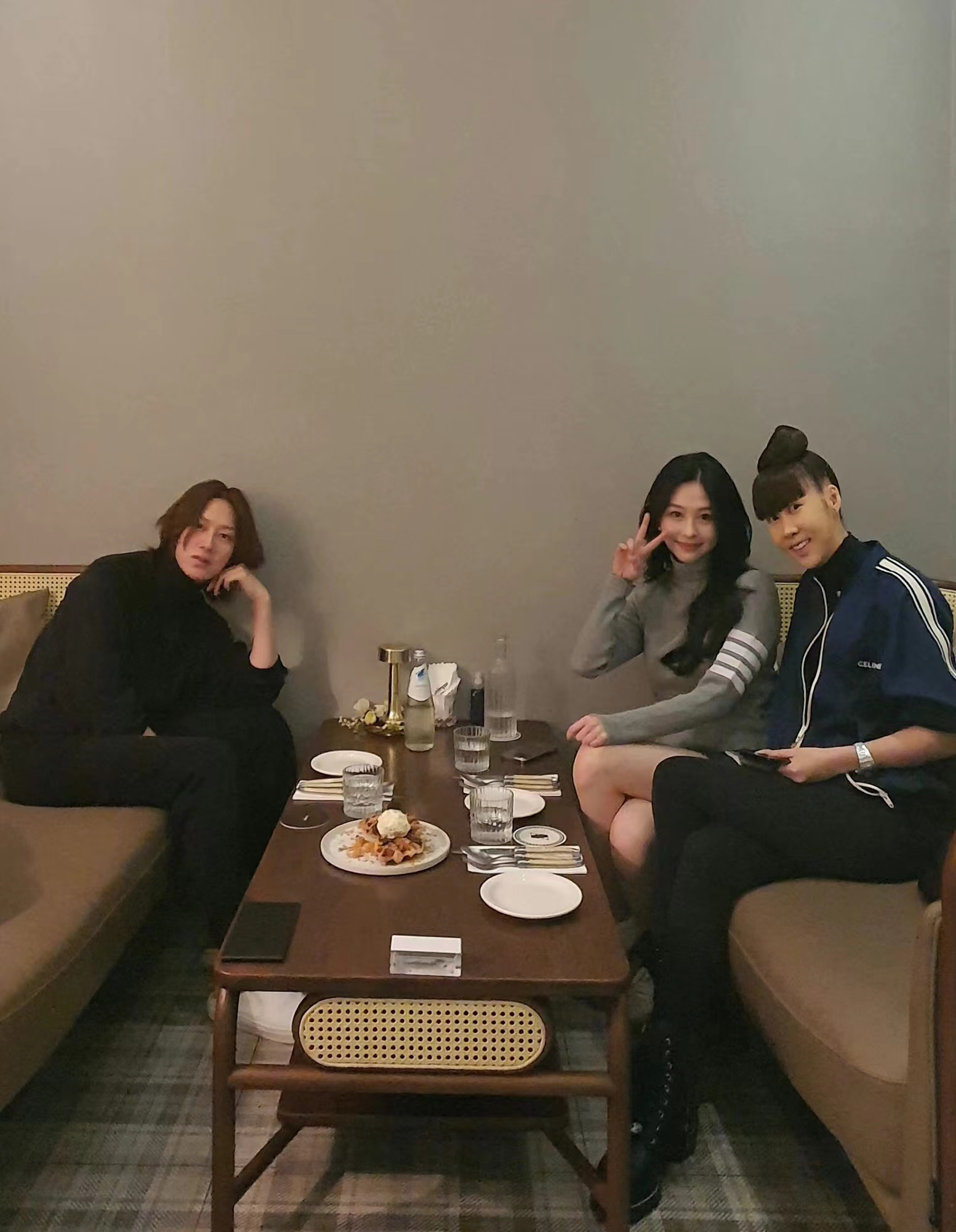 邱淑贞|邱淑贞长女赴韩会男偶像，满身奢侈品大秀美腿，互换衣服显亲密