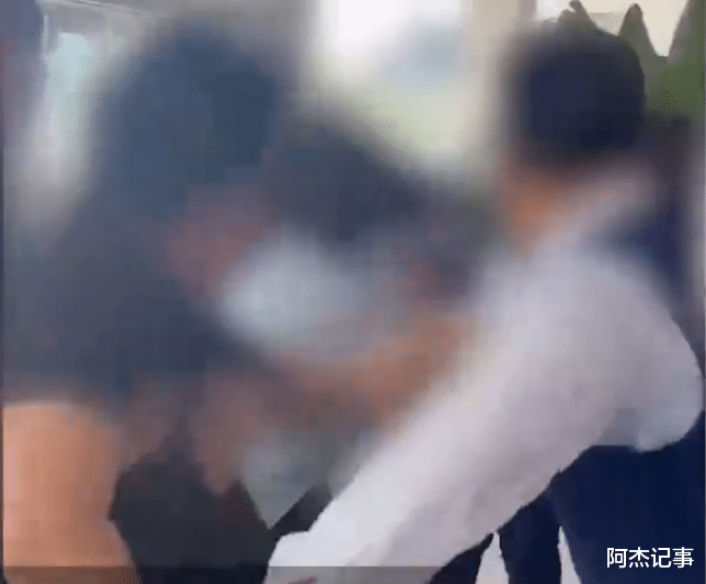 “她才上初二,还是个孩子,你还是不是人!”