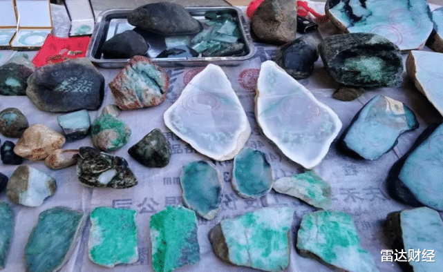 翡翠|淘宝皇冠店盘“原石”加工后变残次品,翡翠玉石交易水有多深?