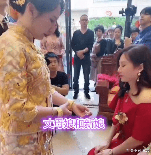 广东36岁丈母娘走红，跟新娘像姐妹，网友：“新郎官有福气”