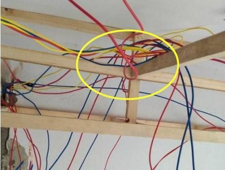 我家电路装修没用穿线管，装了一半散乱打死结，只得花钱重装！