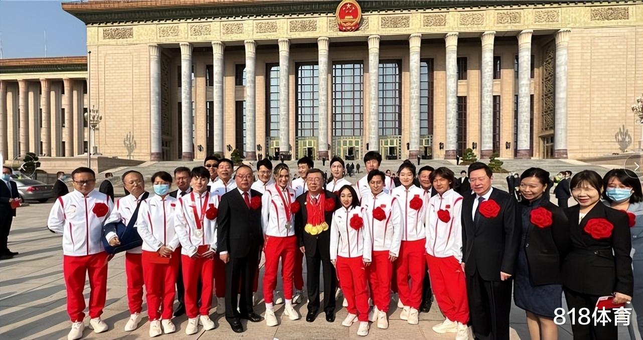 韩聪 凡尔赛! 韩聪佩戴中国冬奥9块金牌嘚瑟, 谷爱凌摘下一块: 这是我的之一