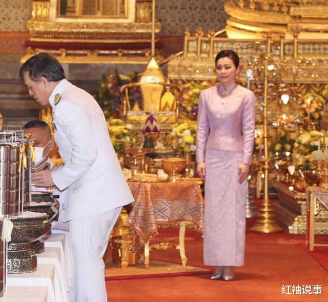 苏提达|泰王安抚44岁苏提达,送上大金链子示爱,打扮成土豪后气质全无