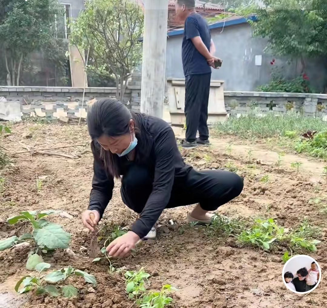 田静弟弟帮妈妈浇菜,直接上桶太豪横,遭调侃离挨打不远了