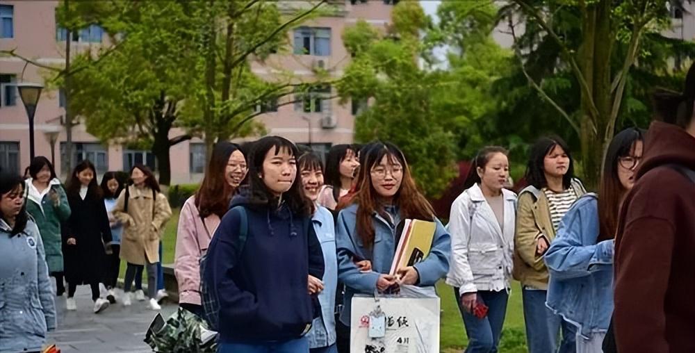 同学聚会为防止炫富攀比，要求统一服装，谁料贫富差距更加明显