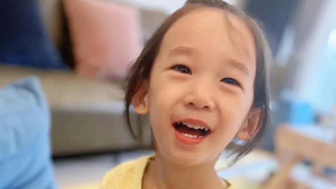 二胎|应采儿晒二胎儿子近照，2岁hoho好吃好喝玩耍，打扮软萌超可爱