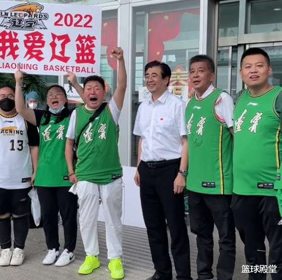 辽宁男篮|辽宁球迷太好哭了！机场举牌+高呼口号送行辽篮，工作人员泪目！