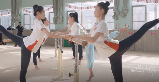 艺术体操|《遇见你》56岁李若彤与国家队体验艺术体操，活力与状态让人佩服