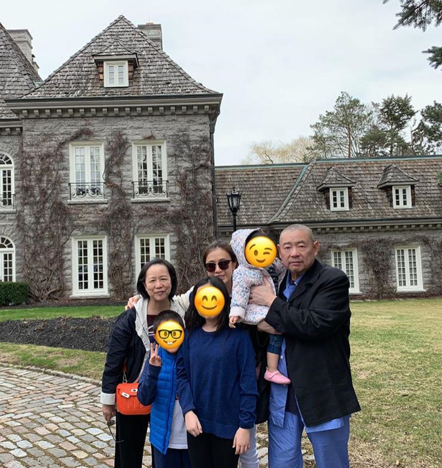 刘銮雄|刘銮雄甘比13岁女儿罕露面，手捧鲜花笑容甜美，超高颜值太抢眼