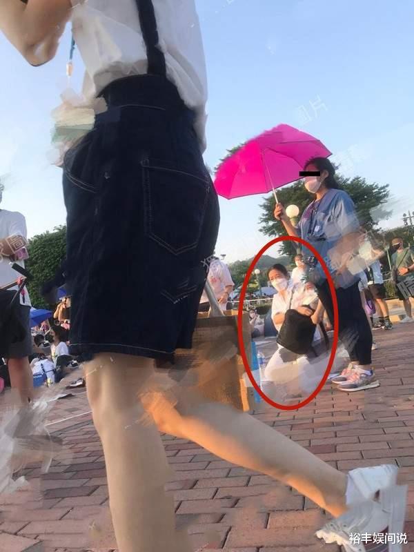 朱丽倩|刘德华10岁女儿近照！个头已到妈妈肩头，朱丽倩身形纤瘦惹担忧