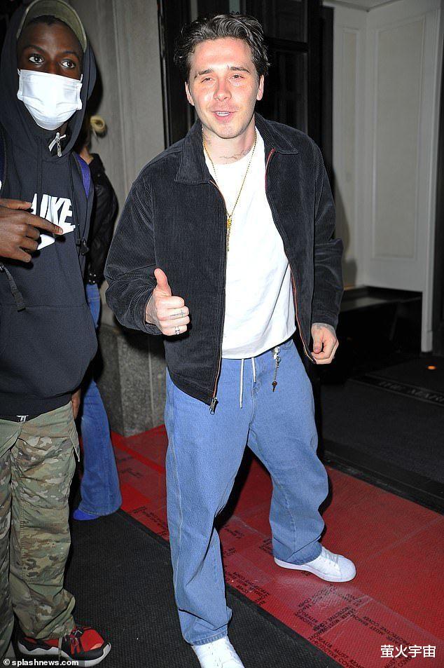 贝克汉姆|贝克汉姆23岁长子醉酒回酒店，抱住27岁爱妻亲吻脖子，爱得难以克制