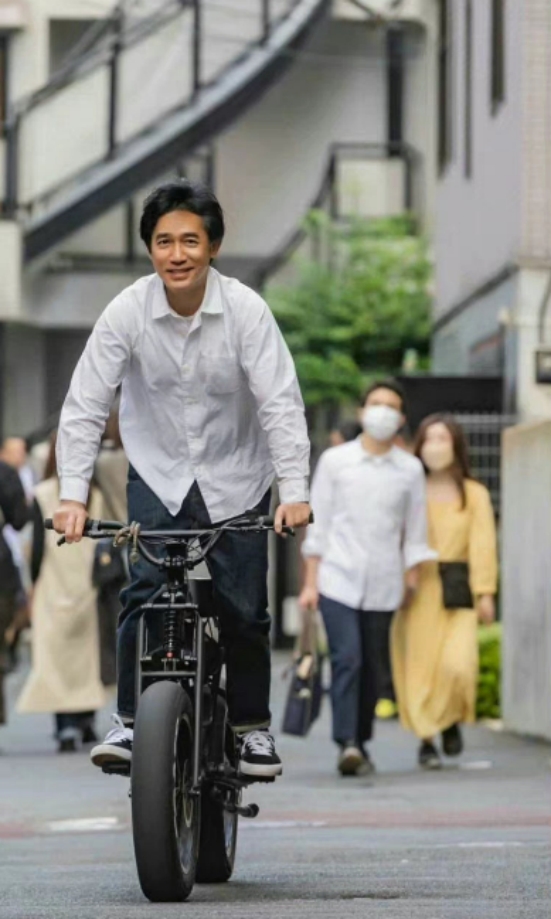 刘嘉玲|刘嘉玲罕见秀恩爱!60岁梁朝伟骑车帅气像小伙,两人分居后首合体