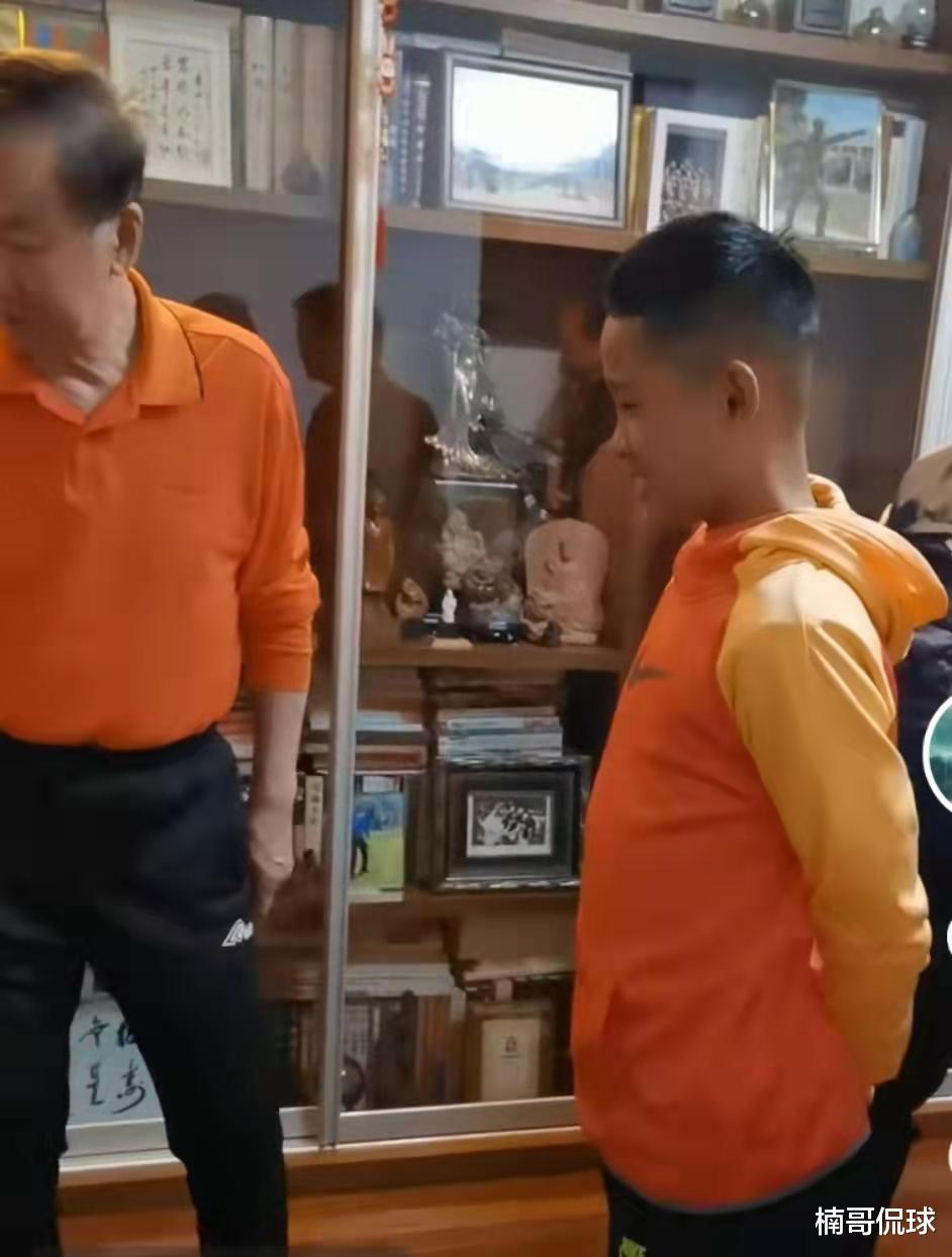 袁伟民|82岁袁伟民罕见现身！为杜锋儿子题字送墨宝，曾怒辞足协主席未果