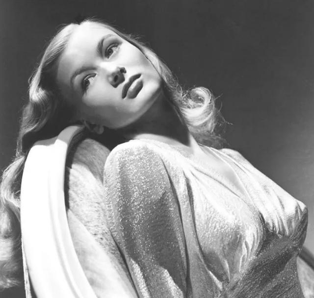 木耳 维罗妮卡莱克，凭“躲猫猫”发型成名，将一手好牌打得稀烂