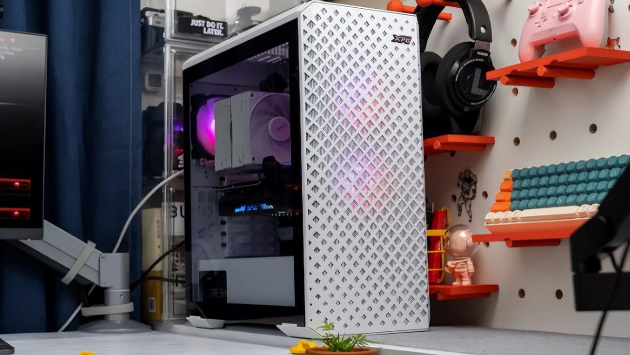 机箱|XPG白色主题装机，12代酷睿带来183万分性能，游戏帧率超140fps