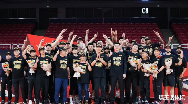 中超|辽篮夺冠！高诗岩无奈发声，1人躺赚2冠，赵继伟妻子撒狗粮庆祝