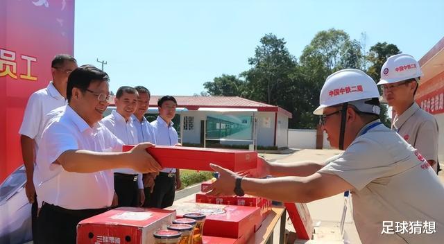 西装|毕业生好不容易考入国企,为何又选择离职?其中原因现实又无奈