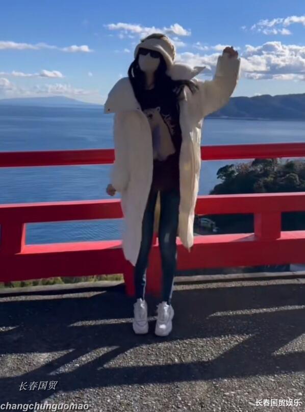 范冰冰|女星范冰冰罕见露面, “全副武装”在路边跳舞，欢庆圣诞心情好