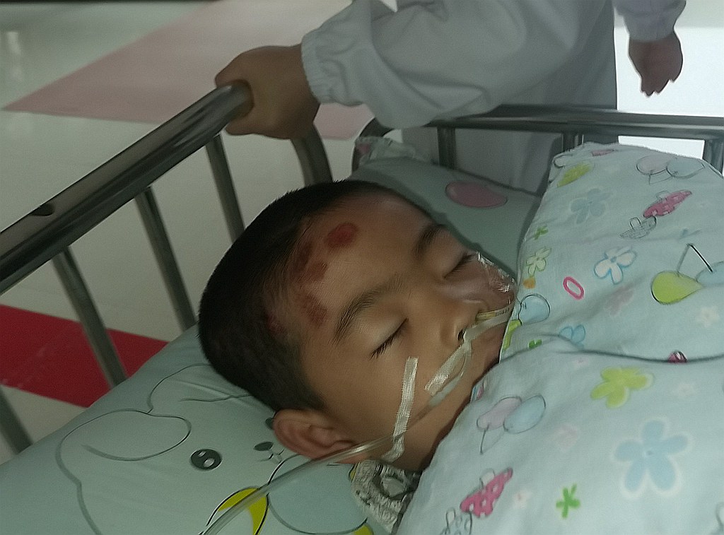 安仁县6岁男孩遭遇车祸险成植物人，父母守护70天将其唤醒