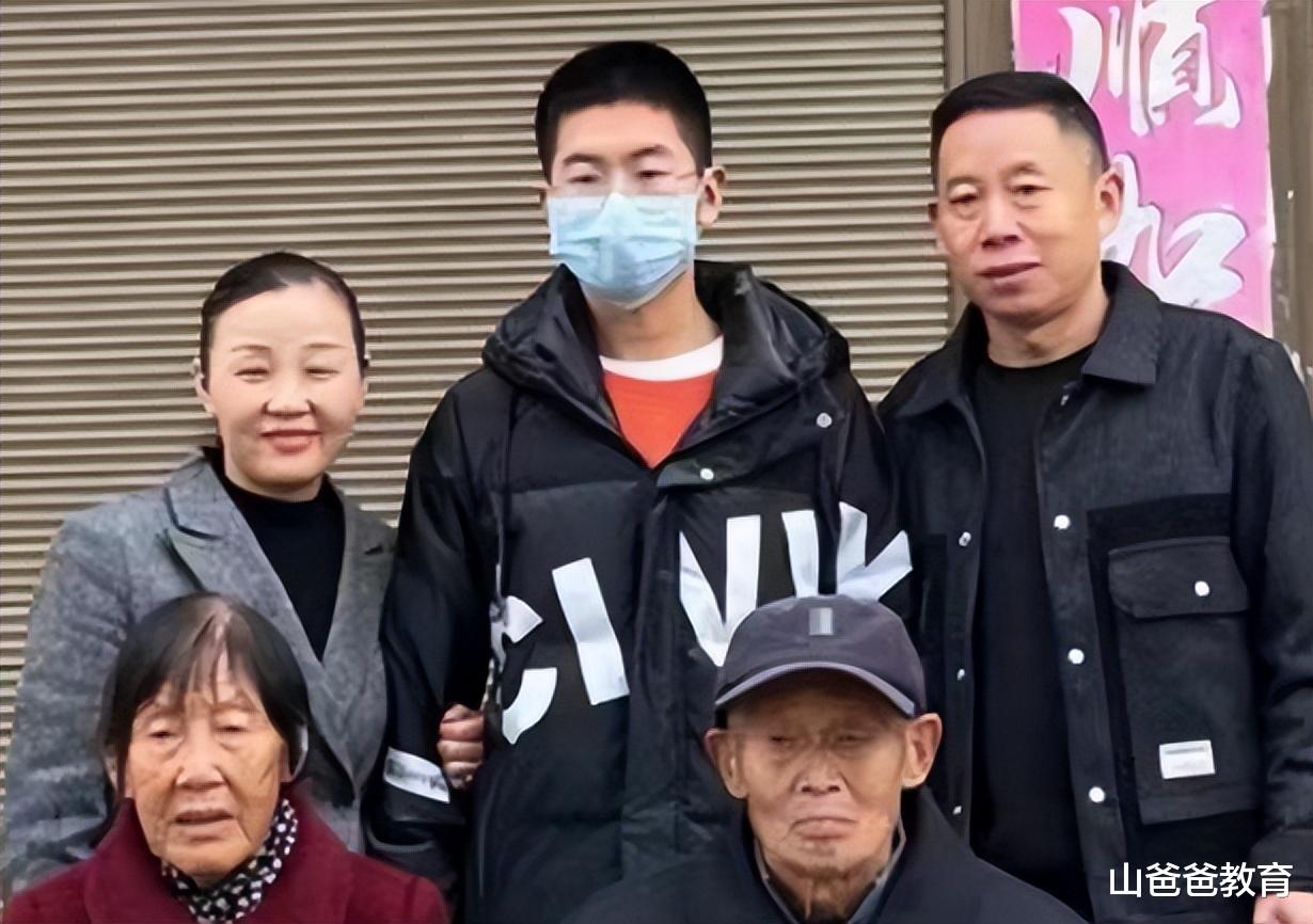 孙卓|孙海洋一家拍了新年照,孙卓自信又调皮,和认亲时形成鲜明对比