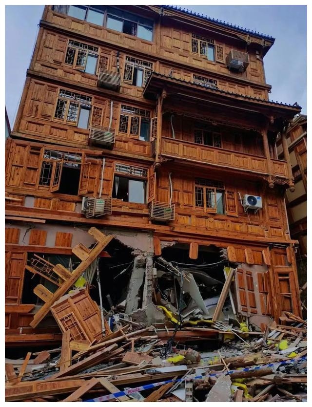 磨西古镇|地震前两个小时,她拍下了震中最美的雪山