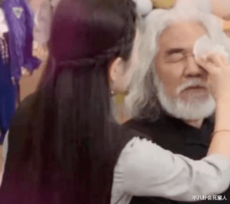 张纪中|四胎?杜星霖小腹凸起,71岁张纪中买花送妻,网友赞其宝刀未老