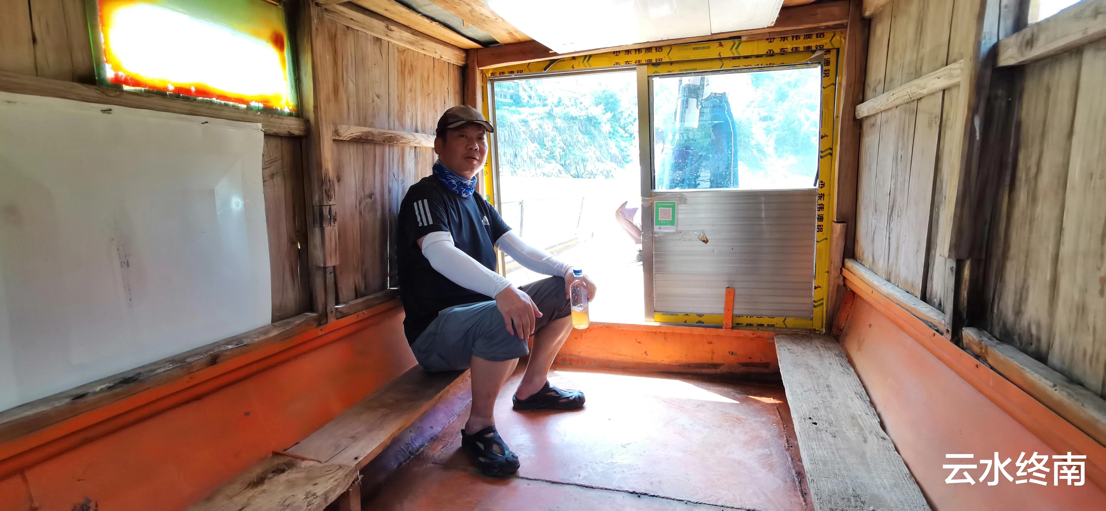 |在汉江边坐2元钱的渡船,两个小姑娘给我们付费,还请我们到茶山