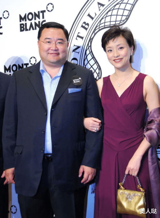 杨澜|杨澜携女儿亮相，穿褶皱裙美得优雅大气，女儿长相老成太像爸