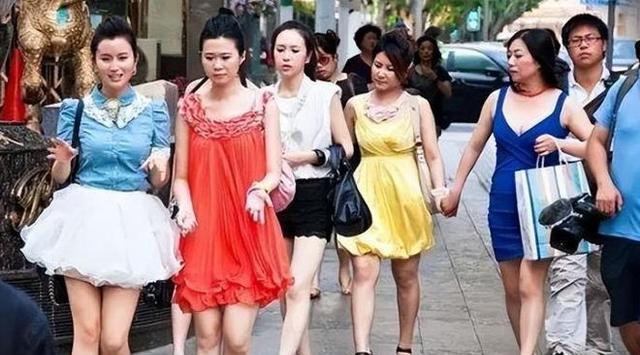 案例女子穿着清凉细绳缠腰,不在意路人拍照,对镜头面带微笑抛媚眼
