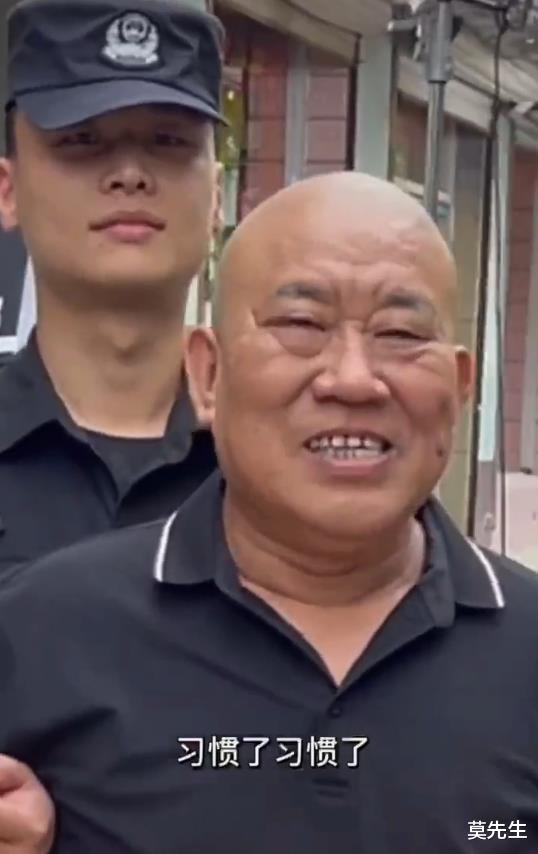 杜旭东|尴尬!66岁老戏骨街头被人架起来拍照,网友:终于抓到坏人了