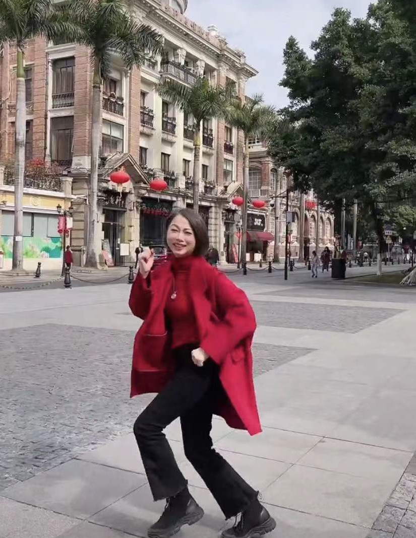 刘玉翠|55岁港星刘玉翠在广州街头热舞,不顾形象露肚皮,周围人来人往