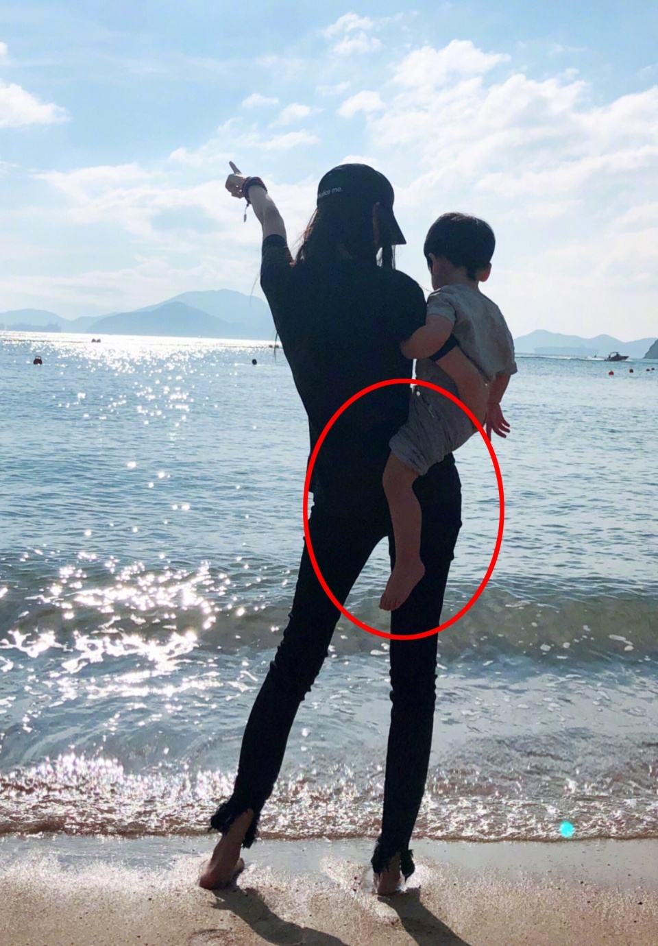 Angelababy|angelababy带5岁儿子穷游!盯着手机忙工作,不忘陪伴儿子真有爱