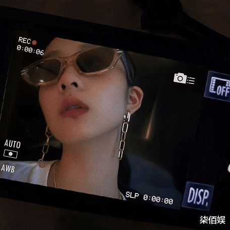 黄磊 黄磊大女儿多多晒自拍，墨镜遮面涂口红还戴夸张耳饰，摩登又成熟
