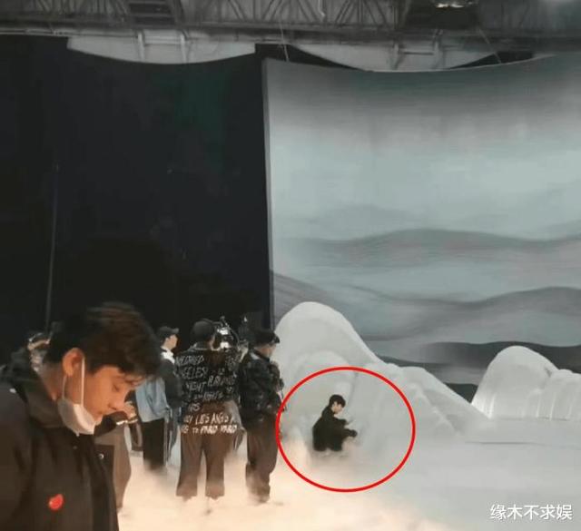 关晓彤|卫视春晚彩排：赵丽颖被嘲撞衫，关晓彤台下反差大，王一博无新意