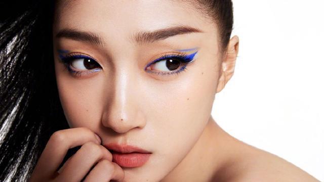 关晓彤|关晓彤杂志写真大秀香肩！肤白貌美大长腿太性感撩人