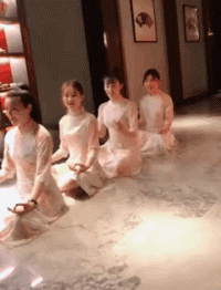 发型 “据说这是大家放假在家的统一发型，今天你洗头了吗？