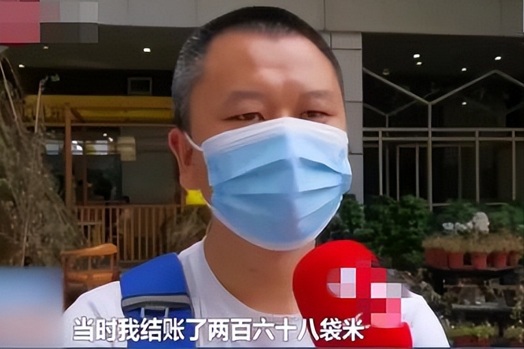 四川,成都。陶先生看到超市有抽奖活动,中奖可以1499元购买到平价茅台